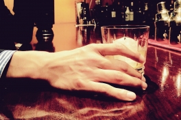 写真：ウィスキー「山崎」をひとり飲み